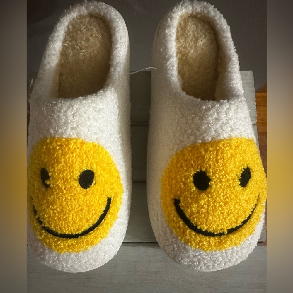 SMILEY FACE PLUSH SLIPPERS
